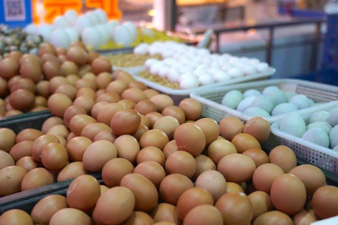 4元/斤小淘姐走访了农贸市场发现鸡蛋价格普遍都在5元一斤草鸡蛋更是