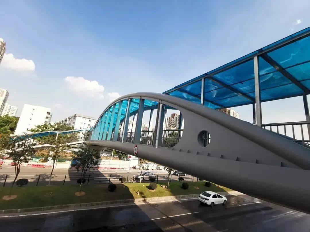 施工方表示,两座人行天桥已完成了雨棚搭建及立面装修,记者在西环路两