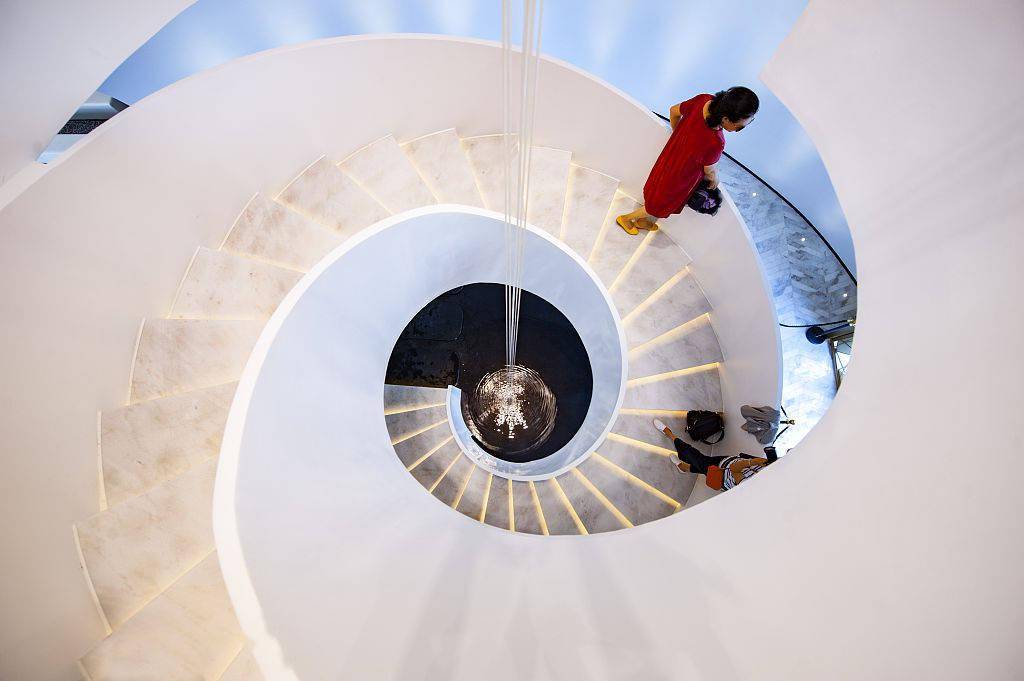 北京:无骨旋转楼梯成网红打卡地 吸引游人观赏