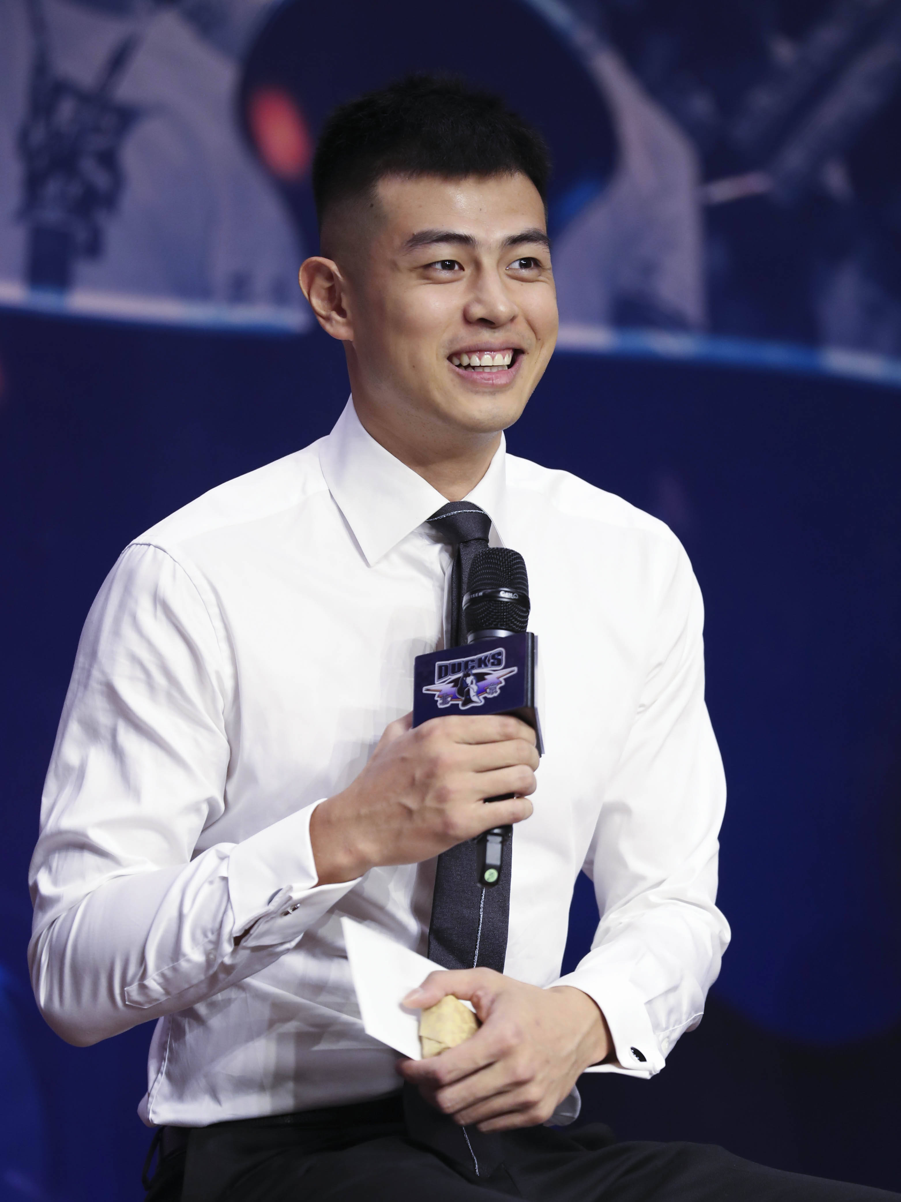 8月12日,北京首钢队球员方硕在答谢会上回答记者提问.