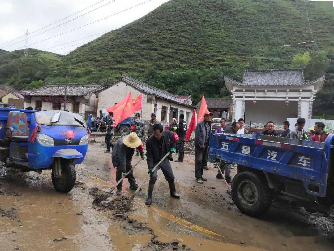 暴雨突降岷縣道路中斷農民受災他們挺身而出在一線奮戰