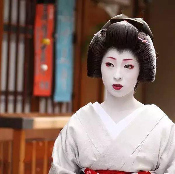 日本艺妓的脸为啥这么白