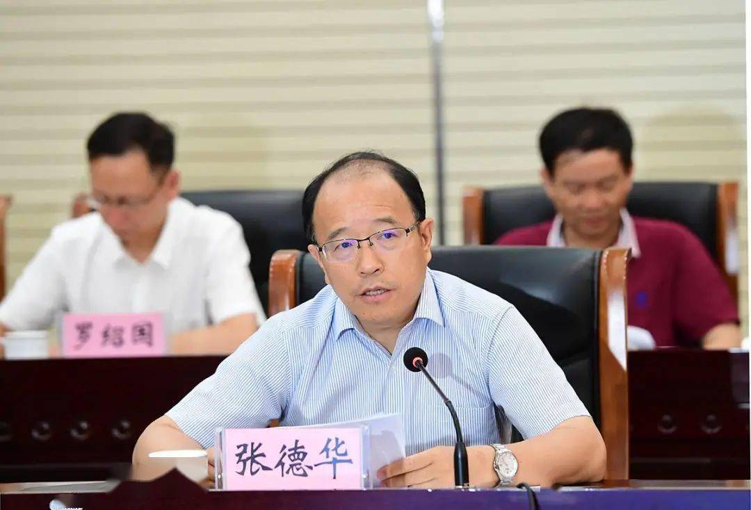 李洪云,夏立洪,王志新,李朝伟,贺彬参加调研,座谈.玉溪日报全媒体记者