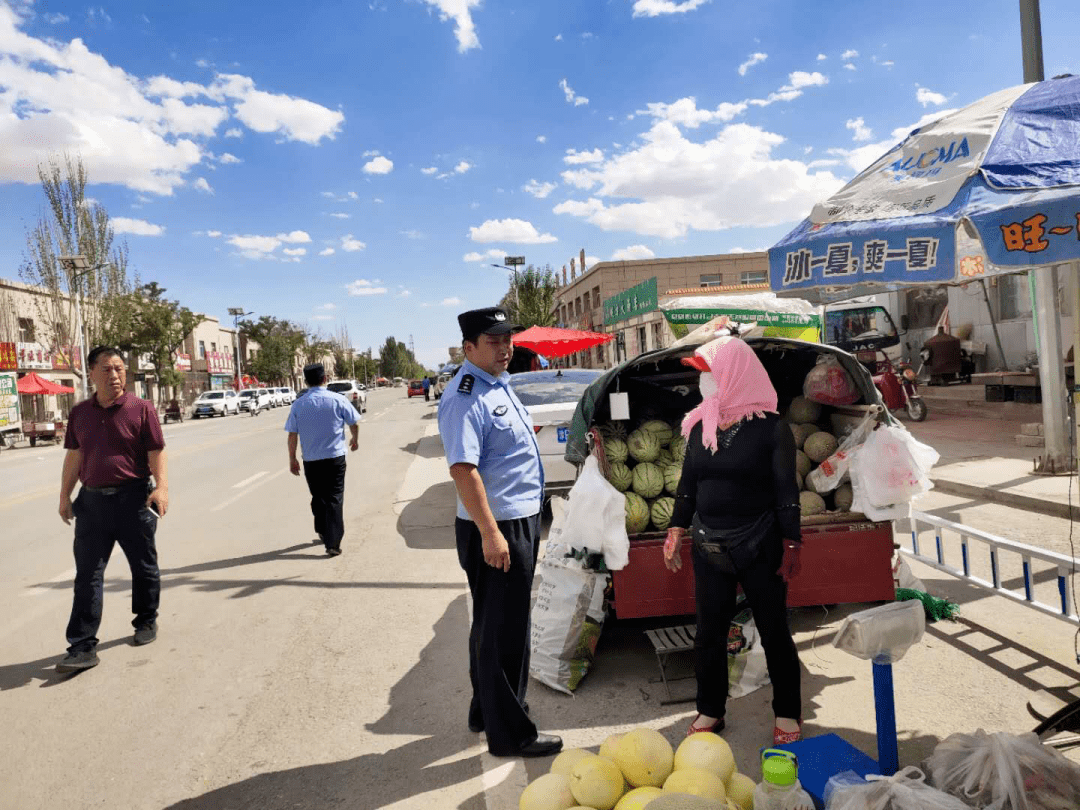 吉兰泰镇开展城市综合治理农村牧区人居环境第一次联合整治行动