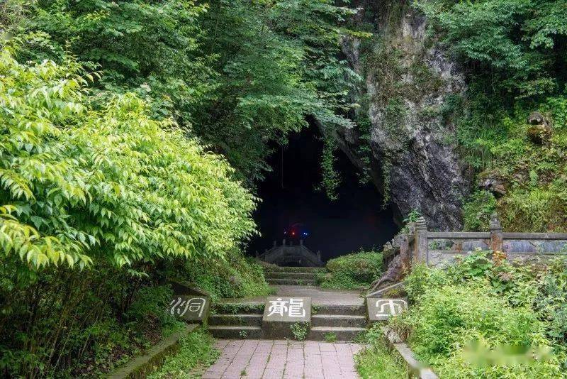 五龙洞掩映在白鹿镇青山绿水间的上书院,本名领报修院,建于1908年