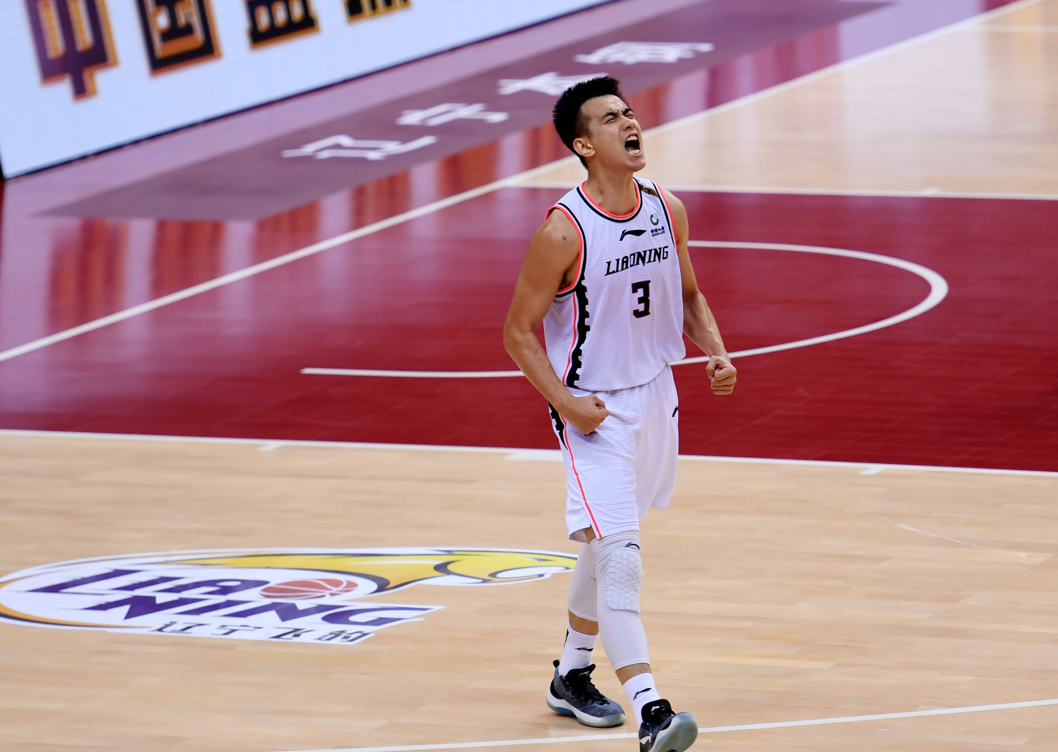 8月13日,辽宁本钢队球员赵继伟赛后庆祝球队获胜.