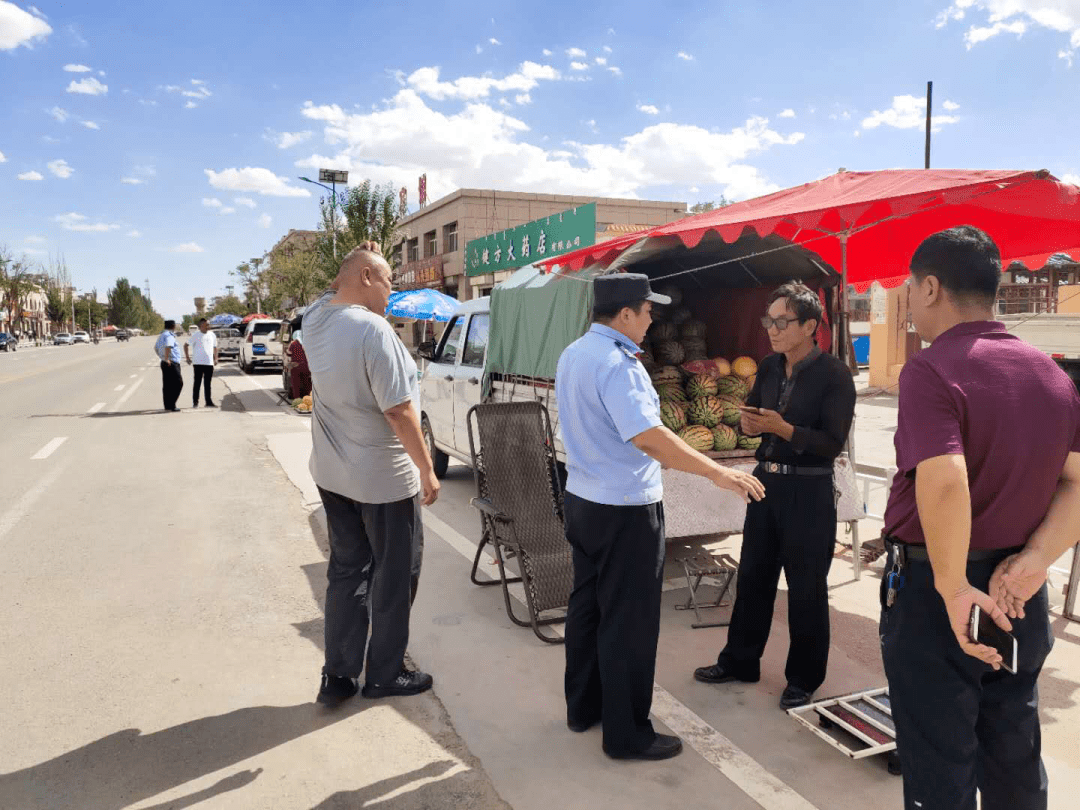 吉兰泰镇开展城市综合治理农村牧区人居环境第一次联合整治行动