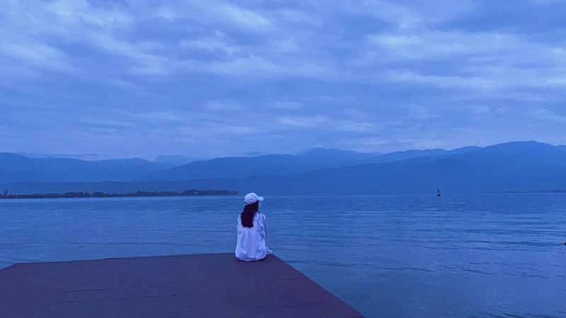 秦岚晒海边游客照 随性惬意诠释文艺浪漫