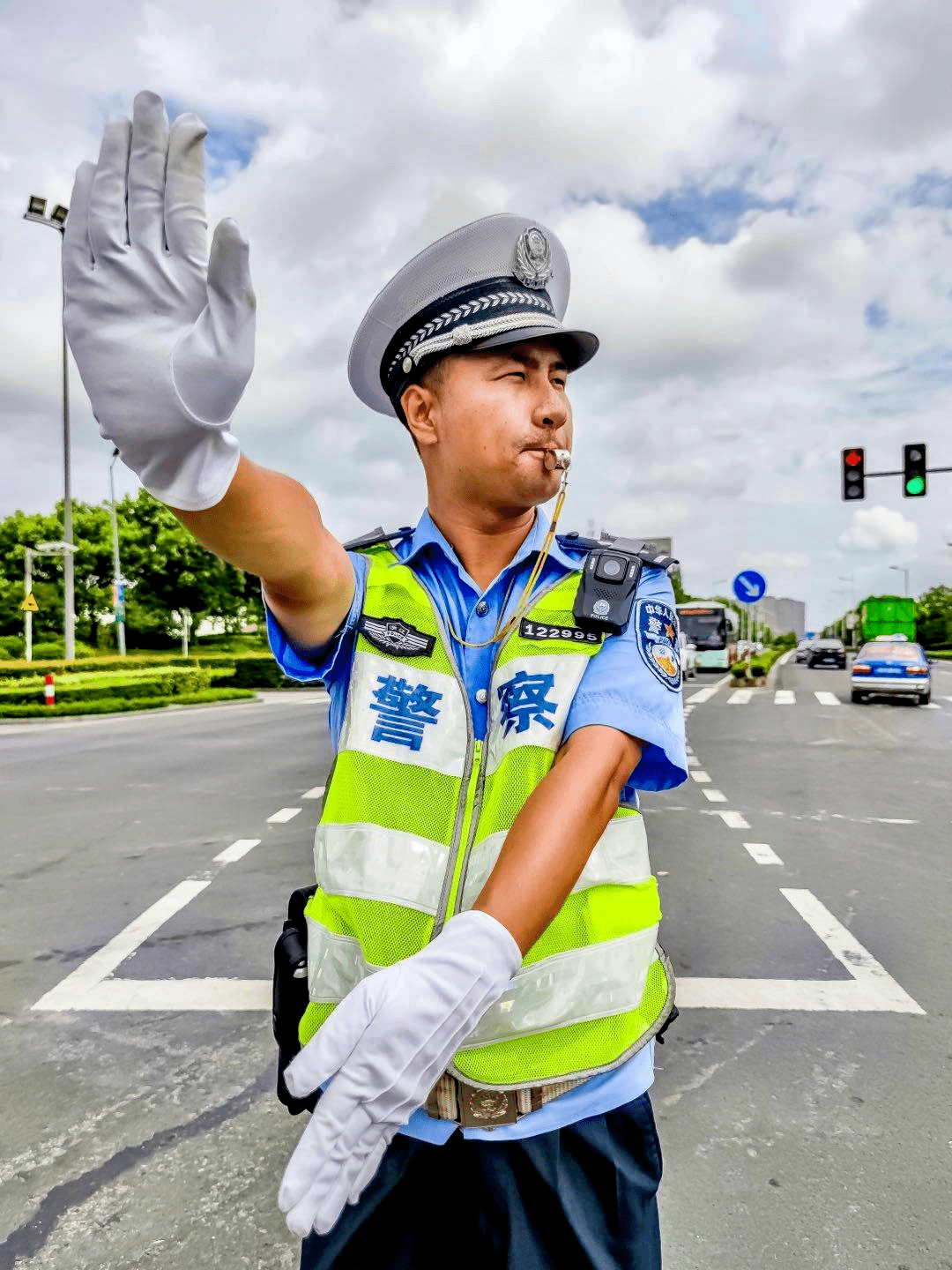 工人交警农民高温烤验下的劳动者身影