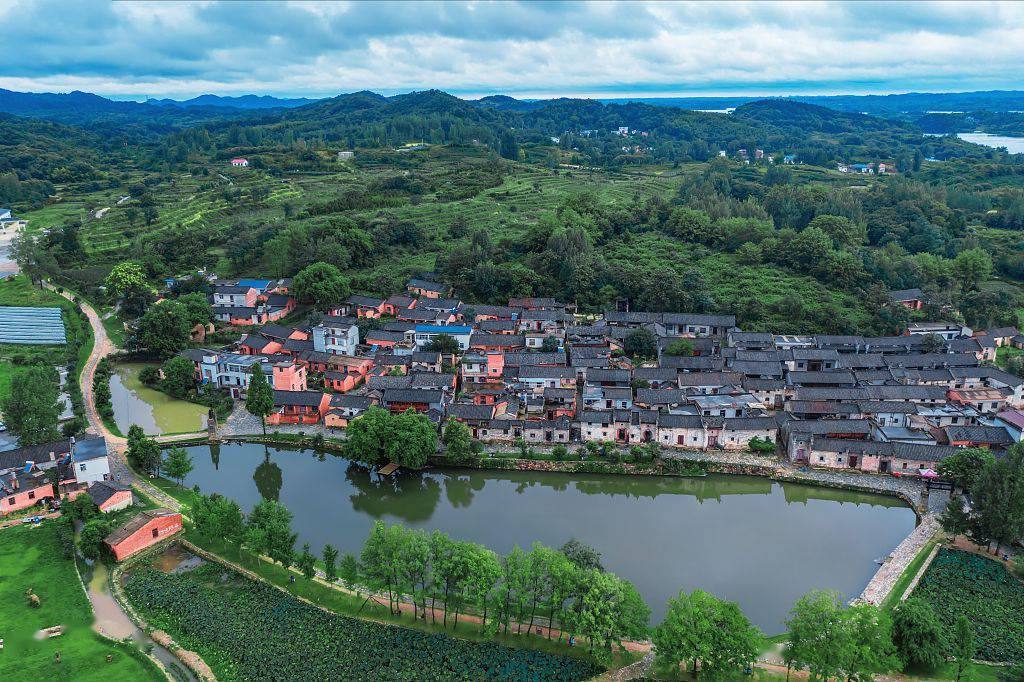 2020年07月27日,河南信阳,乡村旅游地丁李湾.