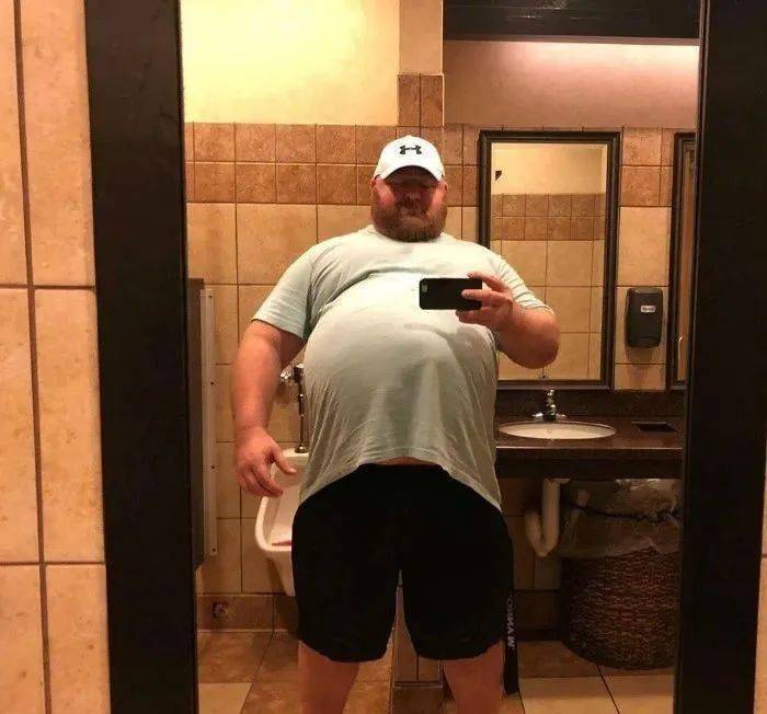 为博眼球网红男每天吃一万卡路里把自己吃成了500斤的球