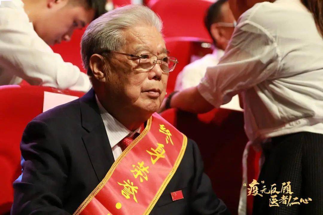 耄耋之年不忘初心曹吉勋获2020年健康四川大美医者终身荣誉奖