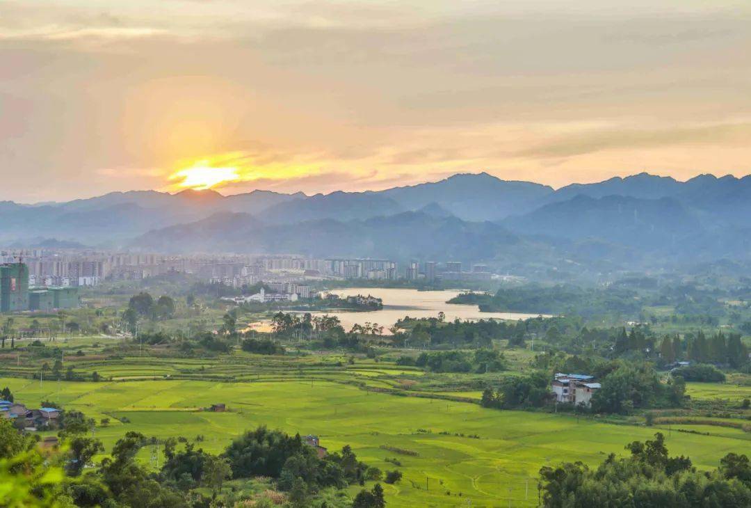 秋游梁平赏田园风光嗅一路稻香