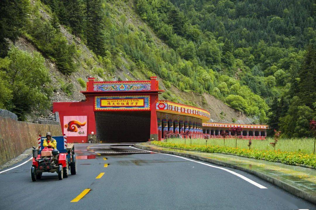 壤巴拉炼城记壤塘县城镇化建设纪实