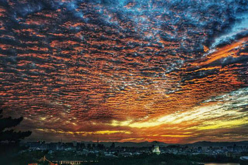 雨过天晴晚霞绝美,北京天空出现"鱼鳞云"