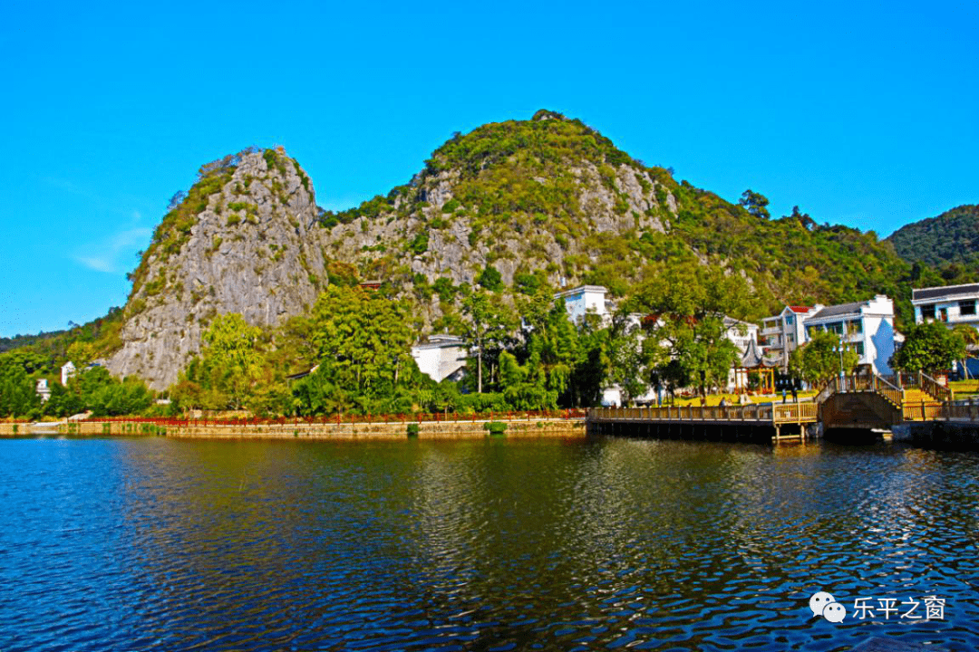 一日双喜洪岩镇荣获两块金字招牌