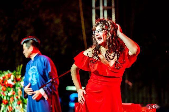 郭德纲"九"字科弟子:尹九宴表演跨界相声,搭档穿连衣裙高跟鞋_井建功