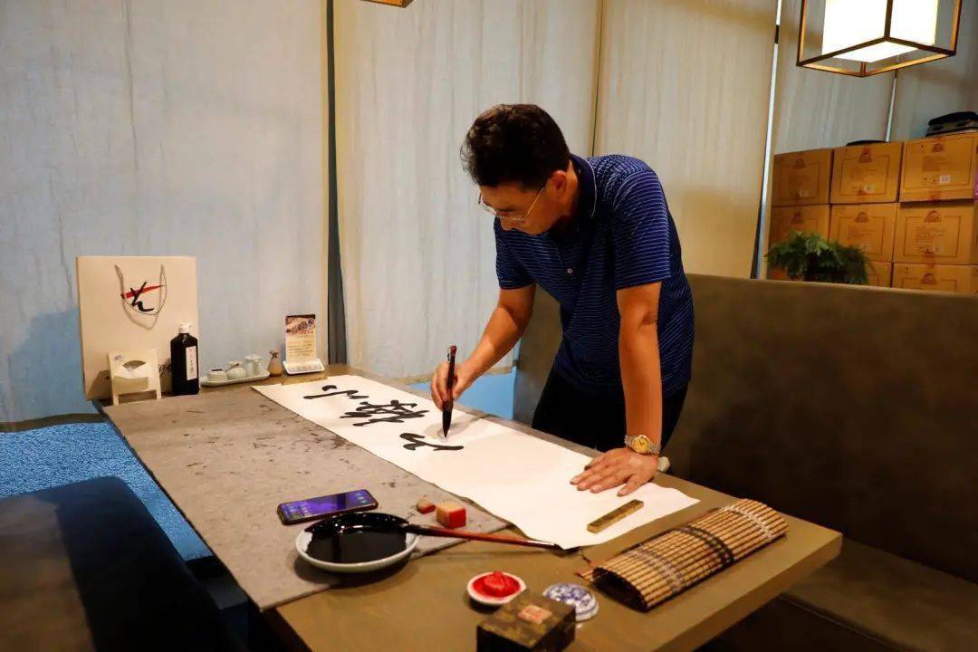 杜绝舌尖上的浪费经区书法家现场挥毫泼墨开展文明就餐宣传活动