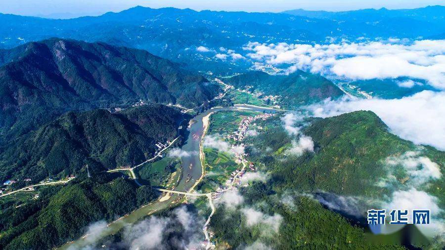 8月15日,安徽省嶽西縣菖蒲鎮白雲寨村潛水河畔壯闊的雲霧美景(無人機