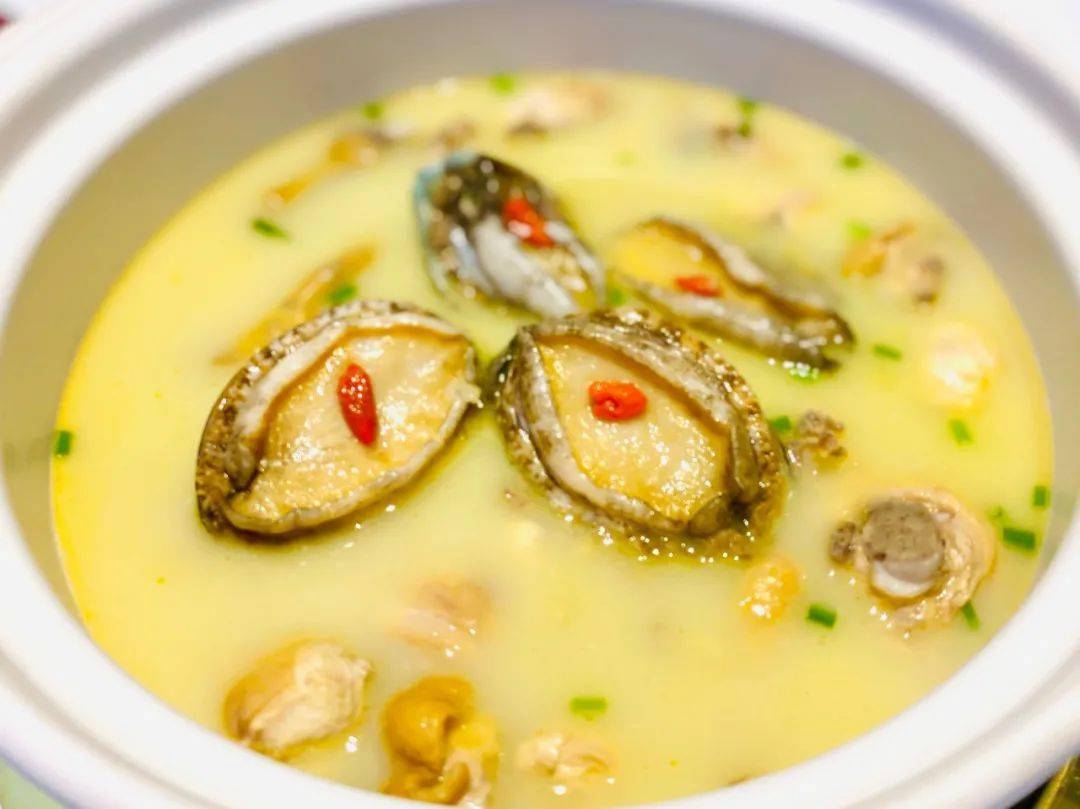 鸡肉紧实,汤汁金黄,一口欲罢不能活鲍鱼炖在鸡汤里,让鸡汤鲜掉眉毛吃