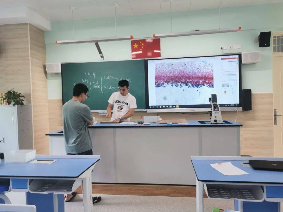 我们有幸邀请了厦门市生物学科泰斗,市生物学科带头人,高级教师张永金