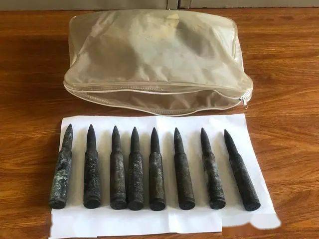 渭南一女子上缴8发高射机枪子弹