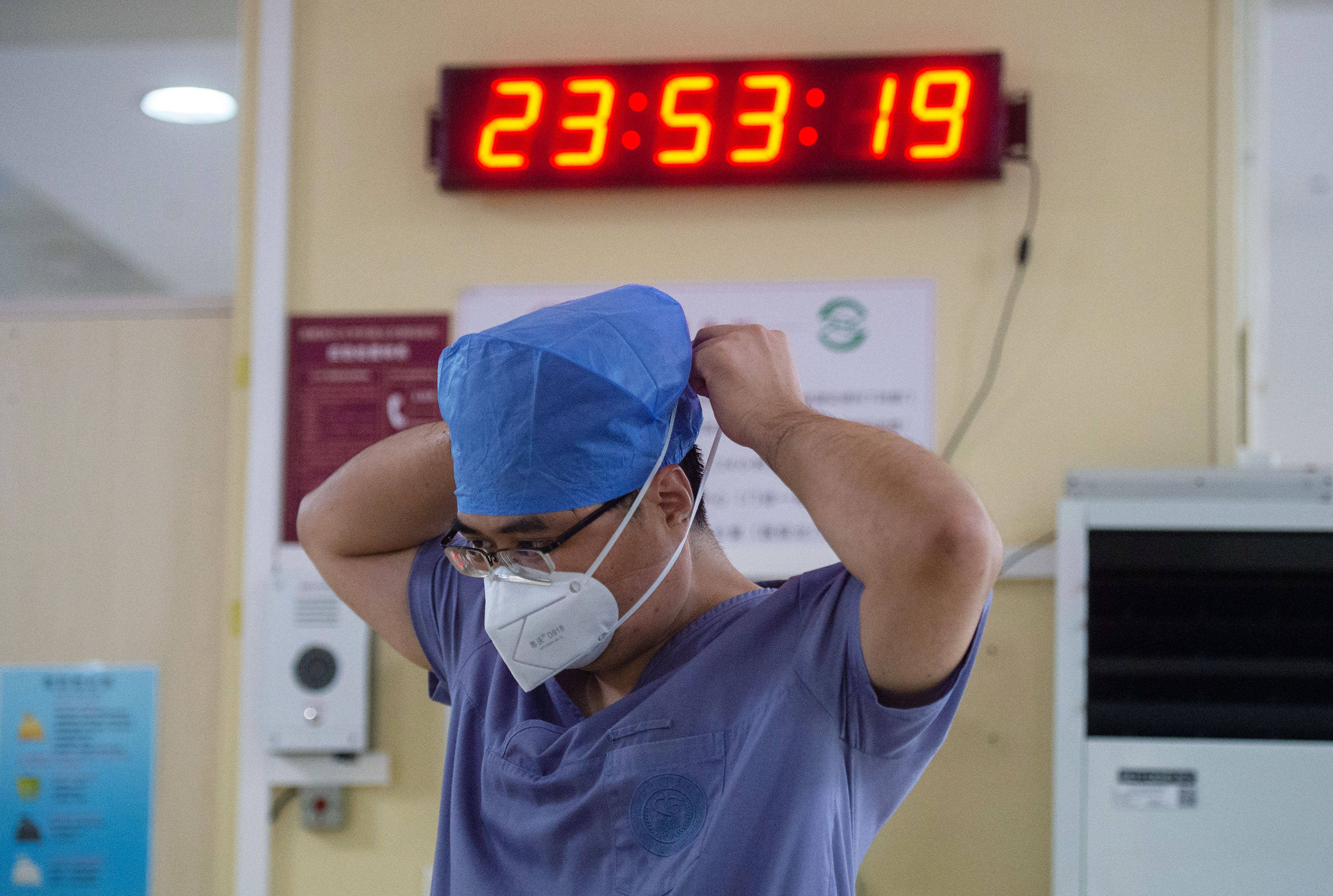 急诊 守护夜的安宁8月17日晚,给患者做完核酸采样后,医生周海江戴上新