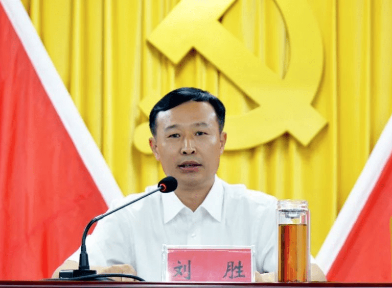 县委十四届十次全体扩大会议召开