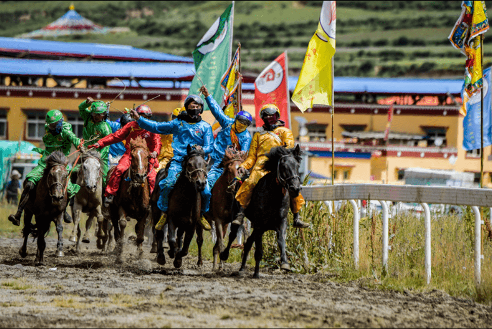 壤巴拉第九届群众赛马会今日启幕