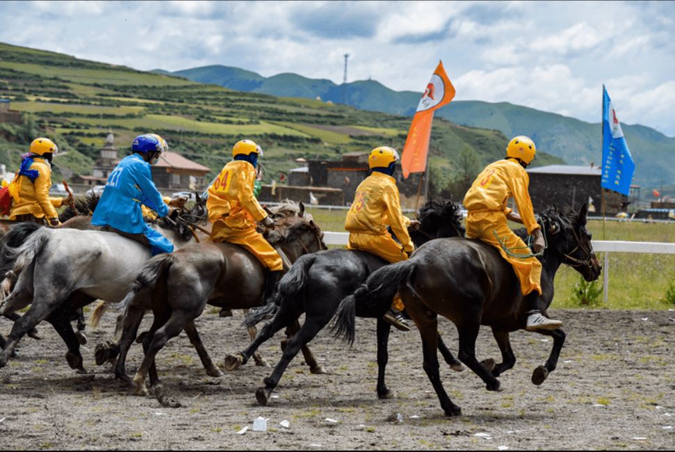 壤巴拉第九届群众赛马会今日启幕