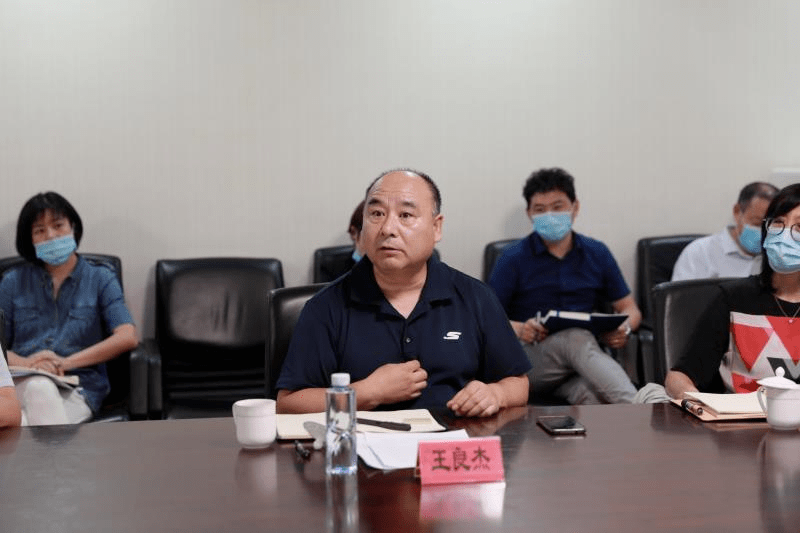 北京市海淀区经济社会调查队队长王良杰介绍了海淀统计管理体制改革和