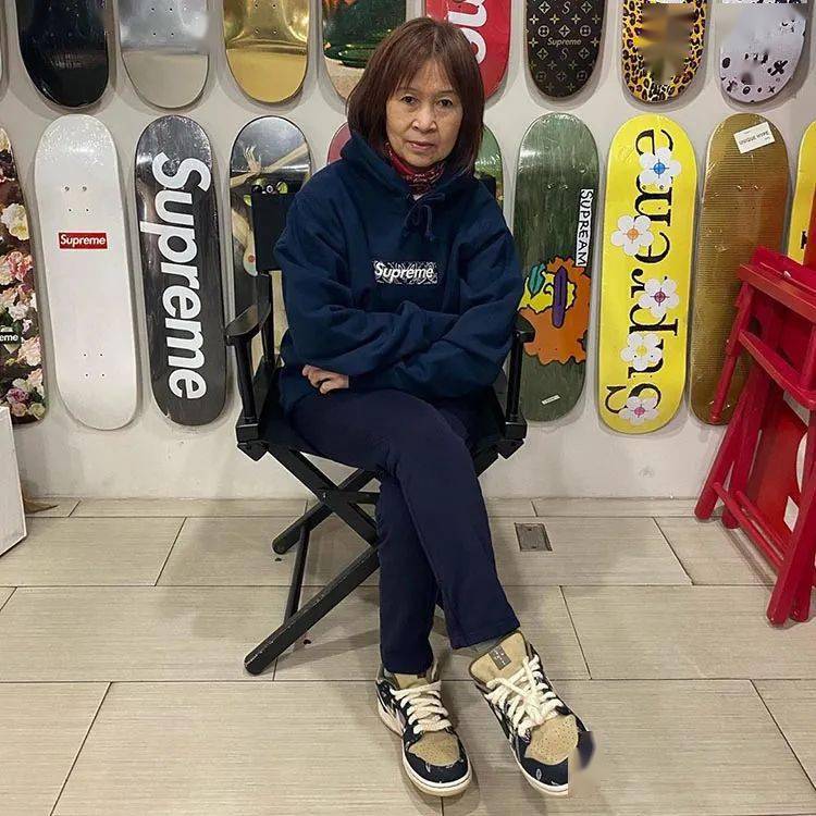 djsodatravisscott抢着合影这位中国大妈才是supreme女王