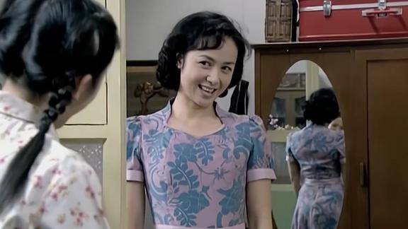 金婚文丽受邀参加舞会穿上紧身裙超美女儿看了直夸好看