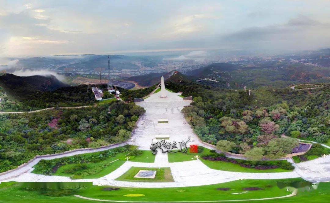 摄者驱车来到狮脑山登高远眺,山峦起伏间云雾缭绕,朵朵白云飘荡在山城