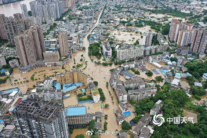 直击四川乐山洪水现场 城市内涝严重