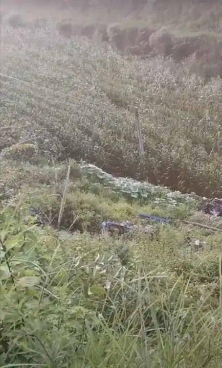 宣威两车相撞翻下深沟;宣威倘塘背古村发生山体滑坡灾害_西泽