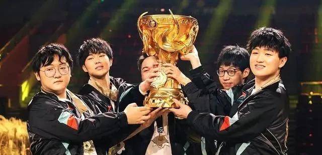 fmvp皮肤二选一,暖阳点赞投票,玩家:我又不瞎!_世冠