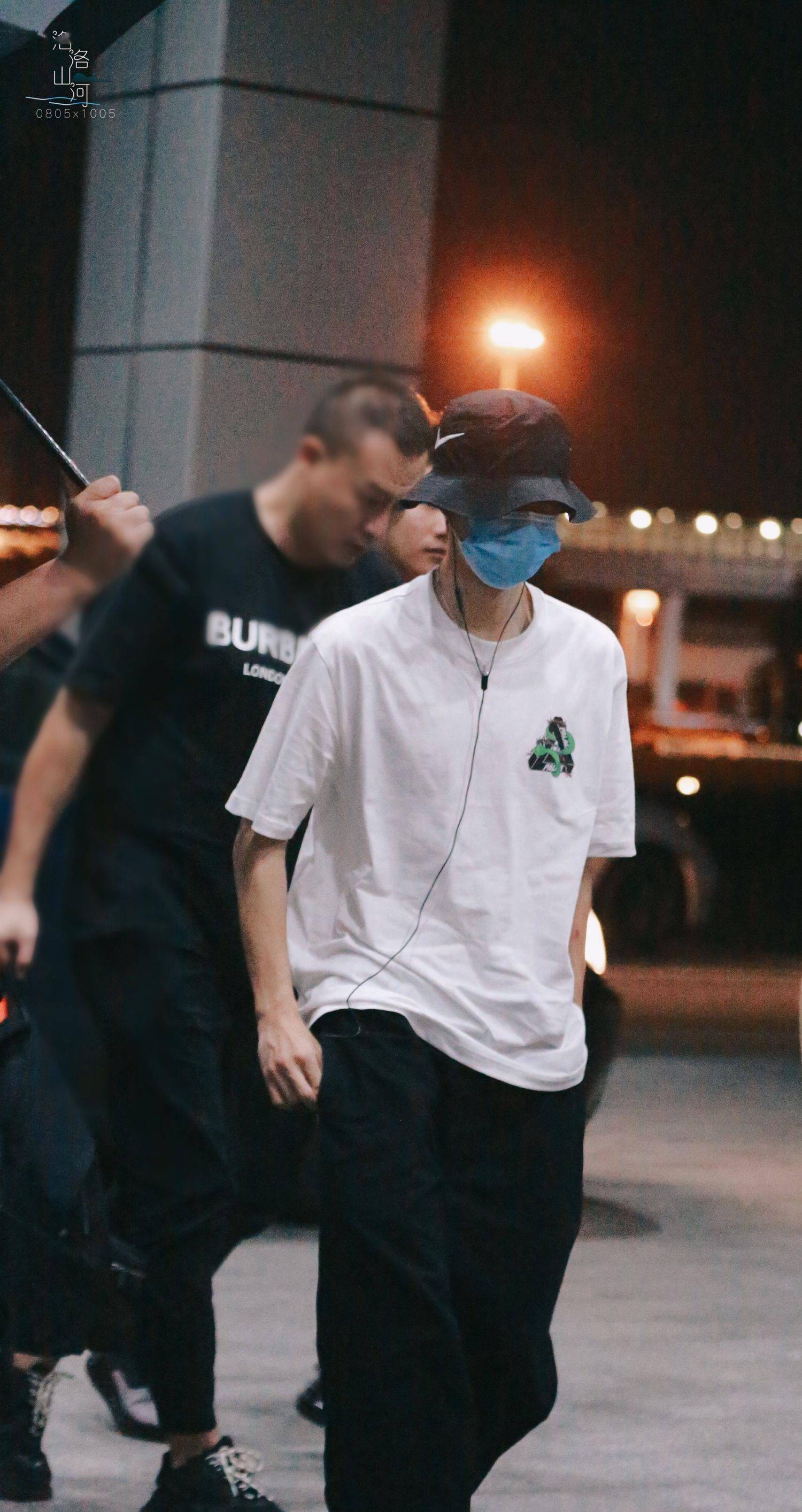 王一博昨晚长沙出发飞往上海手臂青筋男性荷尔蒙爆棚