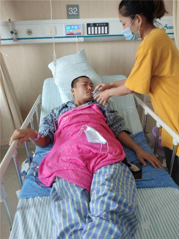 病床上的胡二浩八月酷热难耐,在安徽省立医院里躺着一位年轻人,一旁的