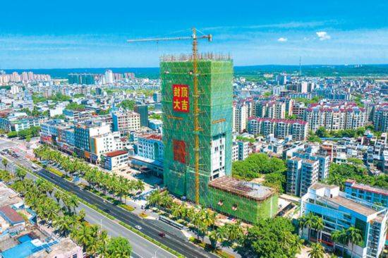 儋州福安大厦主楼完成封顶明年投入使用