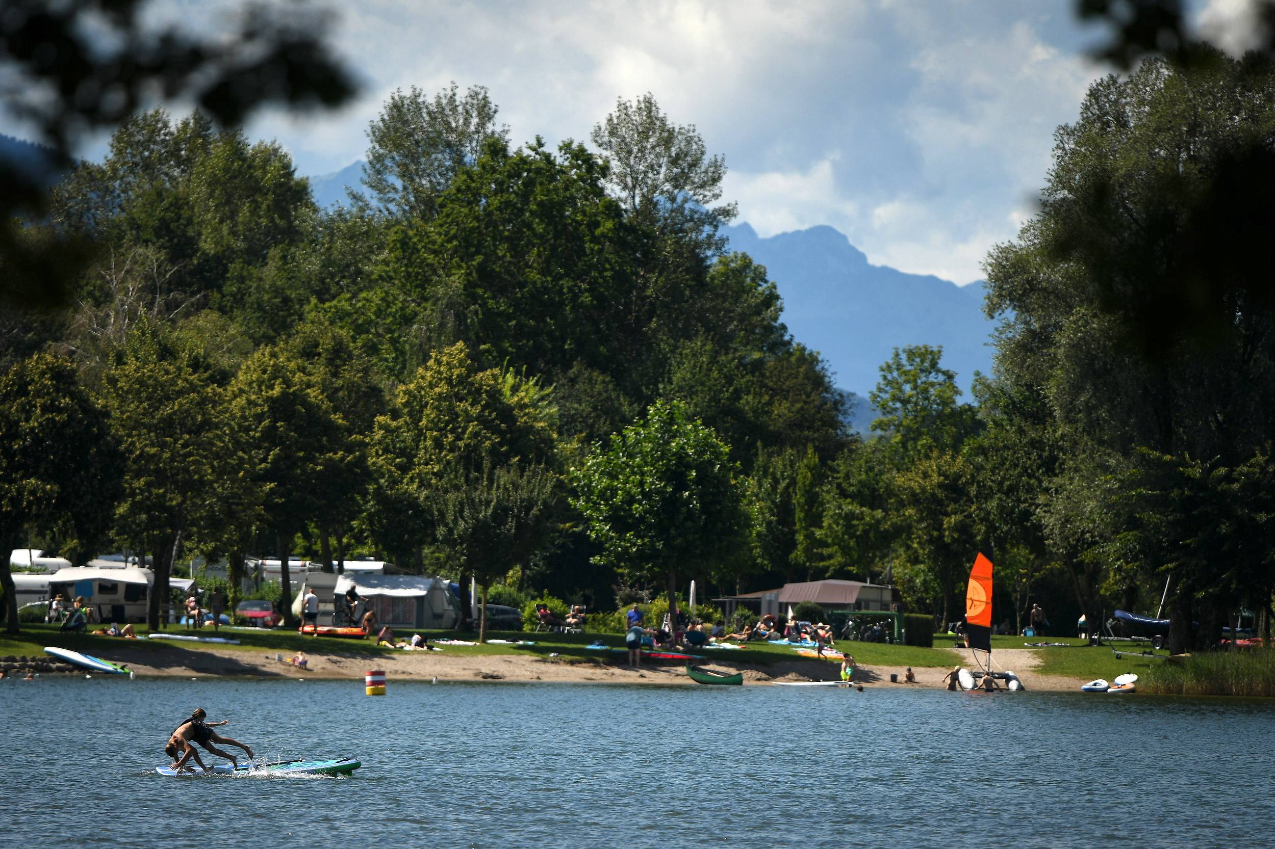8月19日,人们在德国于伯塞附近的基姆湖边休闲度假.