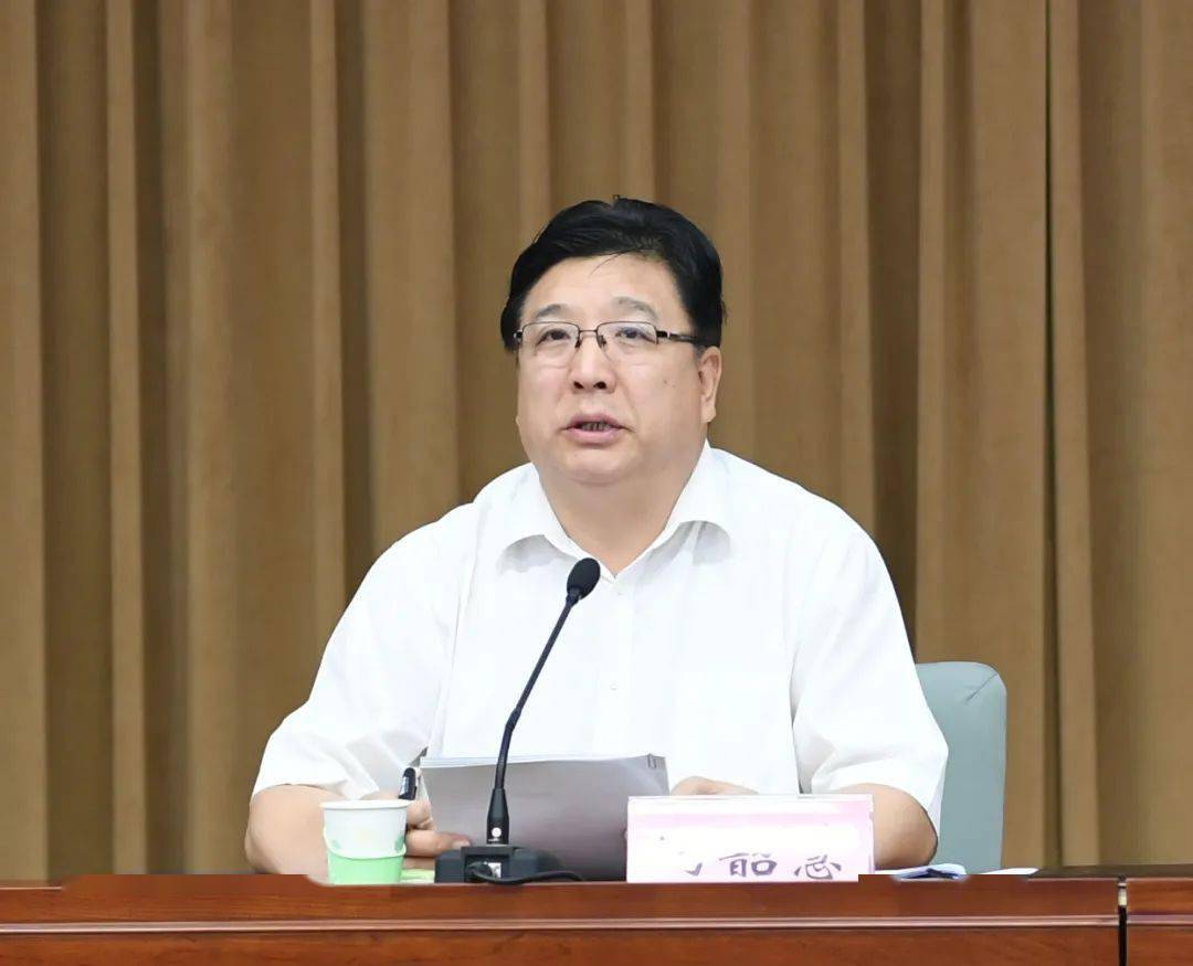 市委副书记,市创城指挥部常务副指挥长李龙主持会议.