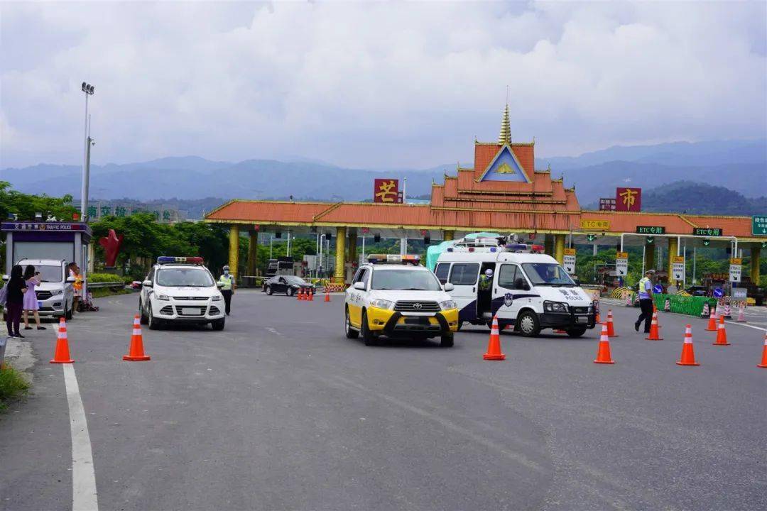 交通事故救在身边德宏交警开展道路交通事故四位一体应急救援联合演练