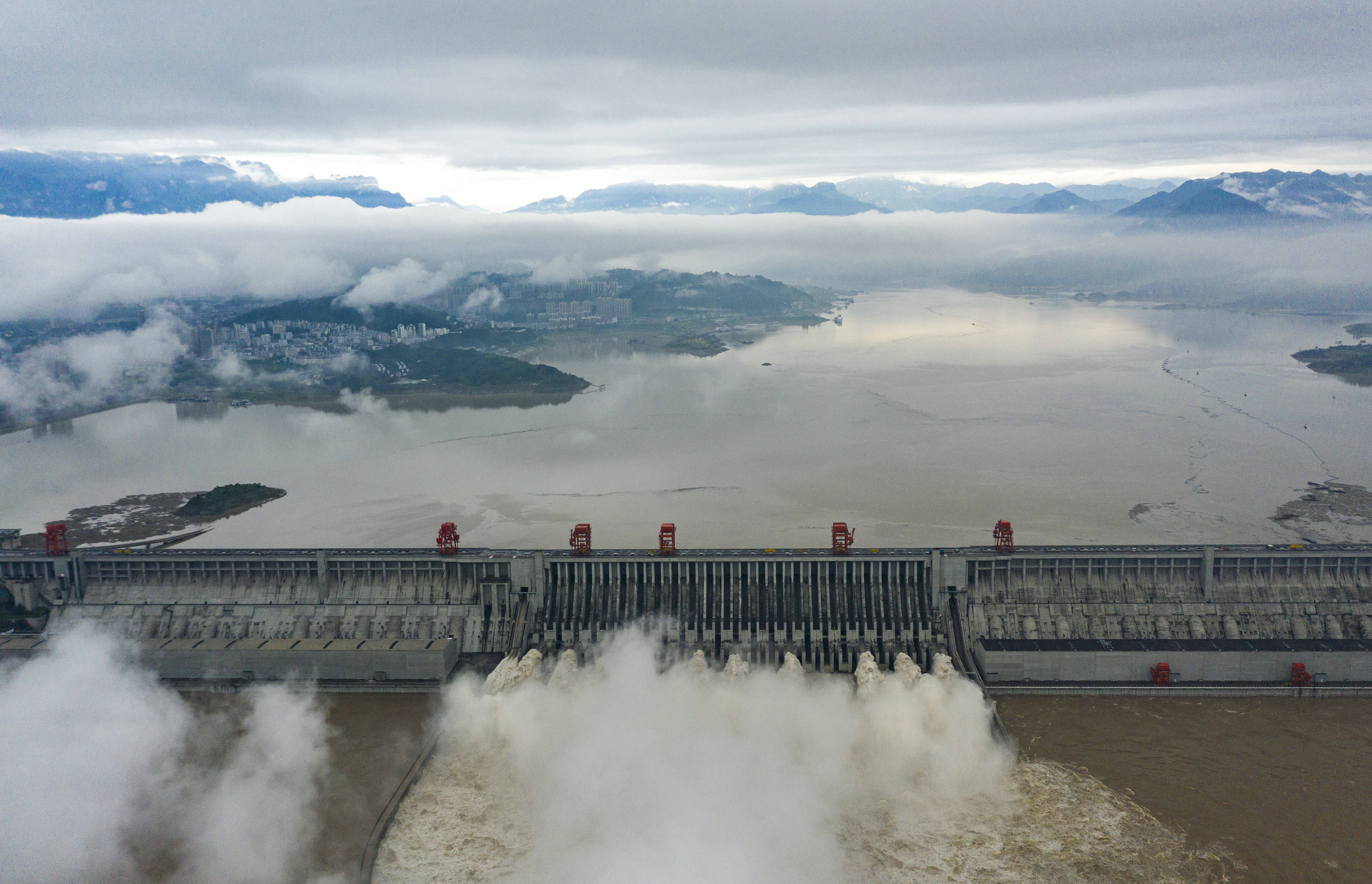 三峡水利枢纽迎战建库以来最大洪峰