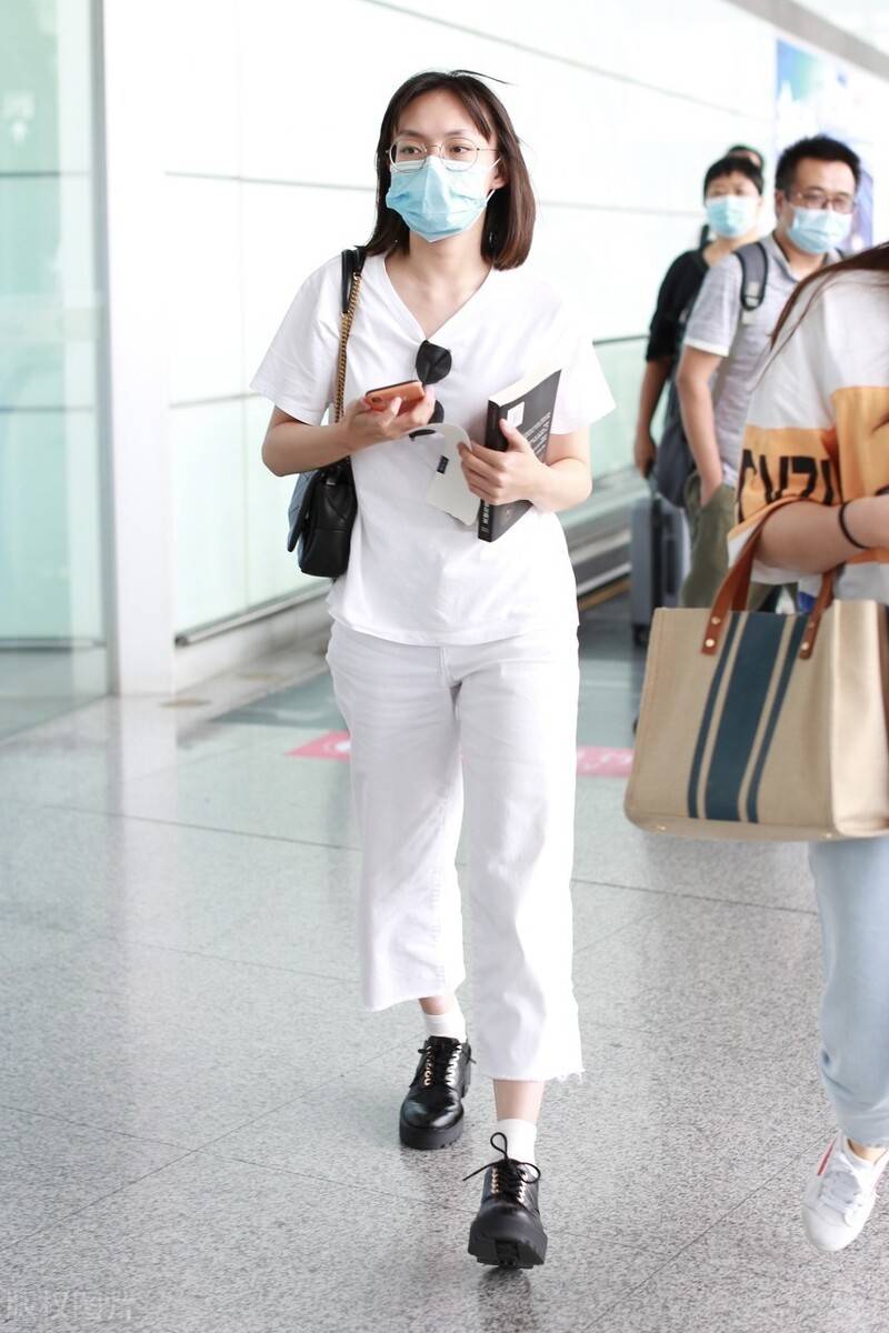 文淇戴眼镜满满学生气息,白色简约穿搭清新范十足