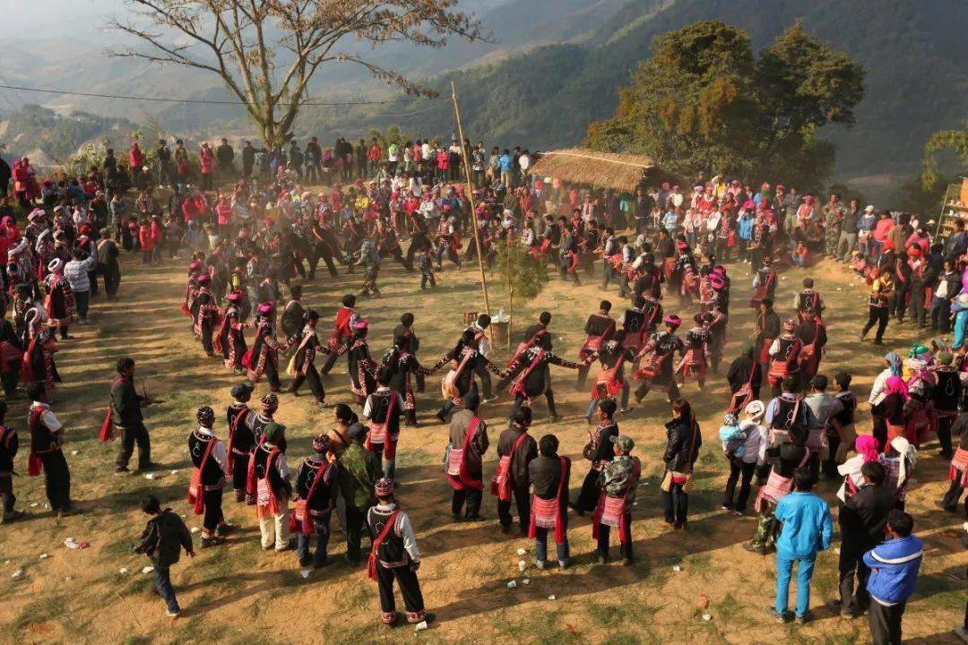 云南这个边境村寨80的人都会弹吉他