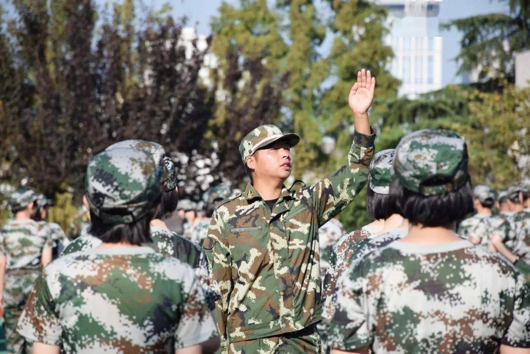 五星三名实践育人鼓山中学2020级高一新生军训拉开帷幕开学第一课