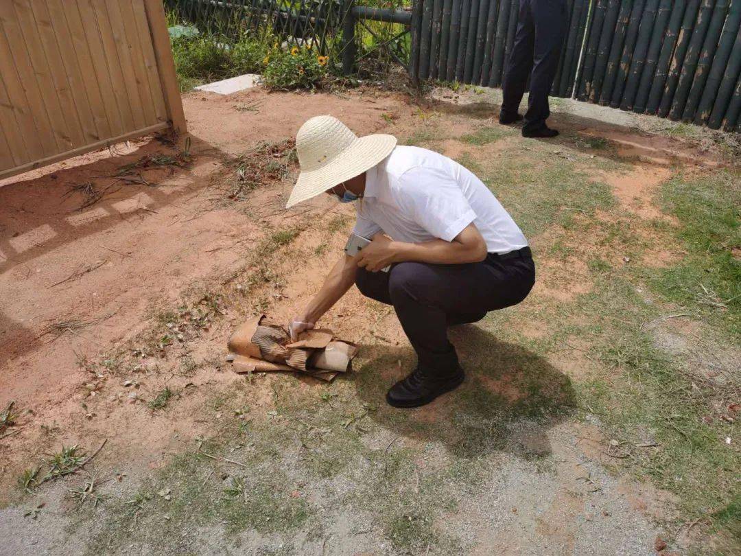 文明旅游倡议践行弯腰行动共建文明景区