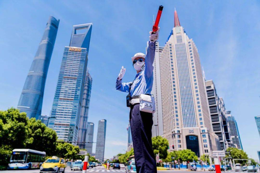 伴公汀交警岗位不适合女生烈日下上海唯一女子交警中队警花这样回应