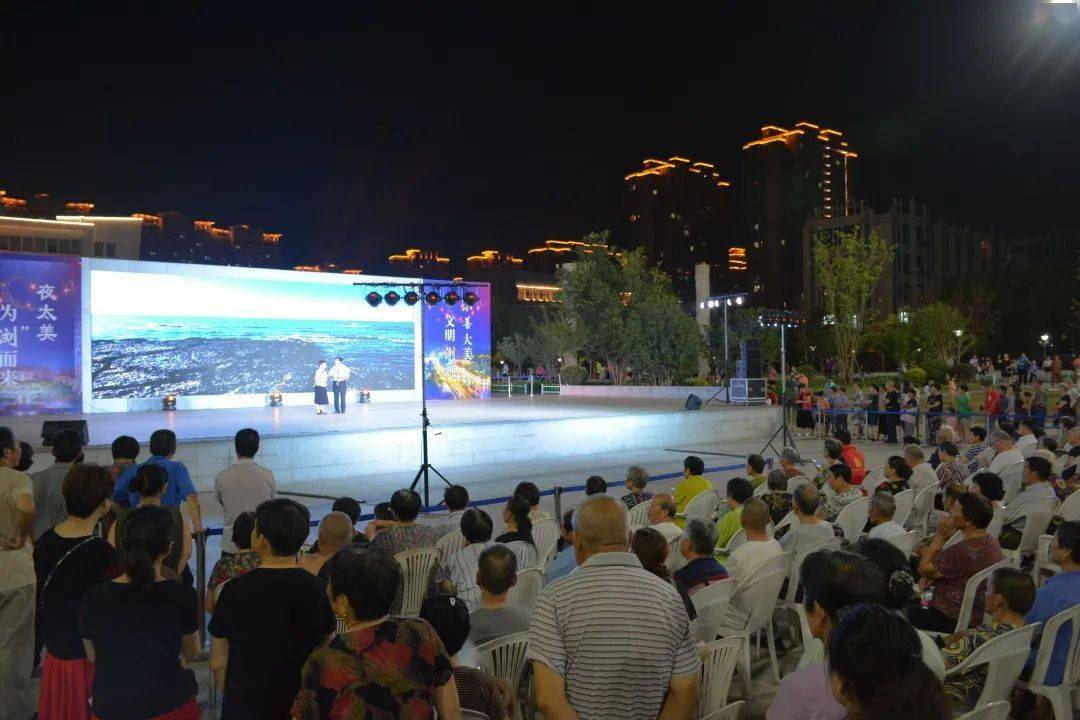 文明实践这个露天舞台有点热